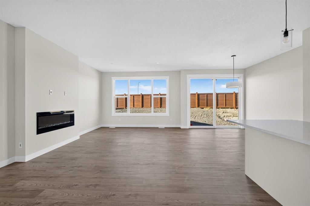 77 Royston Gardens NW, Calgary — photo 4 of 48