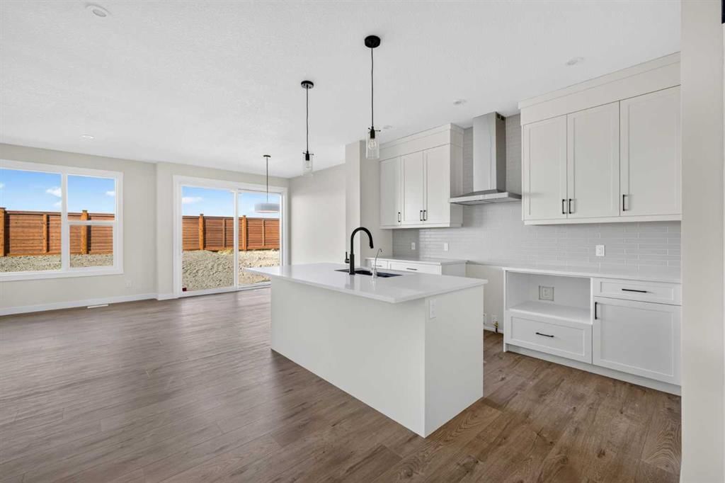 77 Royston Gardens NW, Calgary — photo 5 of 48