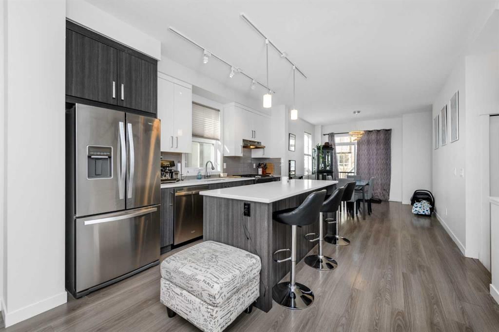 932 Sherwood Boulevard NW, Calgary — photo 4 of 34