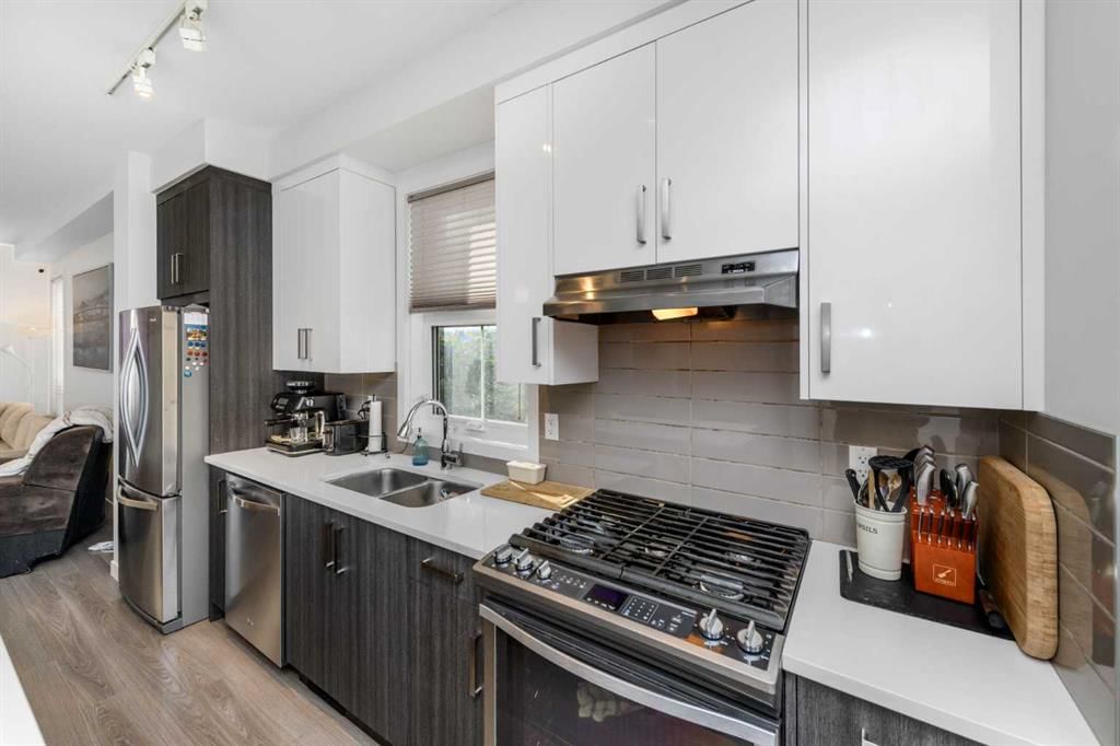 932 Sherwood Boulevard NW, Calgary — photo 5 of 34