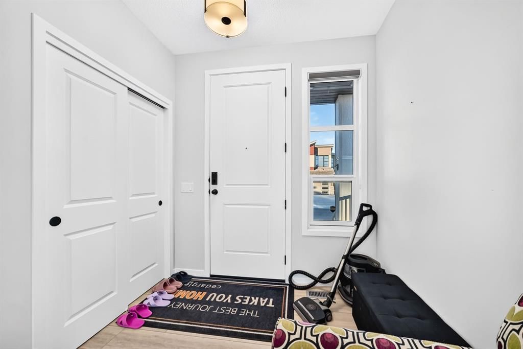 216 Lucas Place NW, Calgary — photo 3 of 50