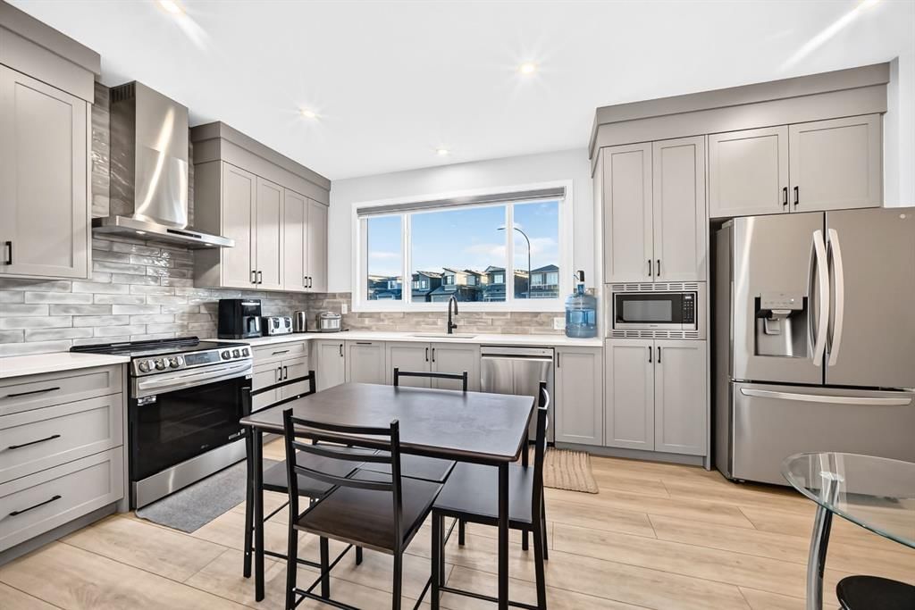 216 Lucas Place NW, Calgary — photo 4 of 50