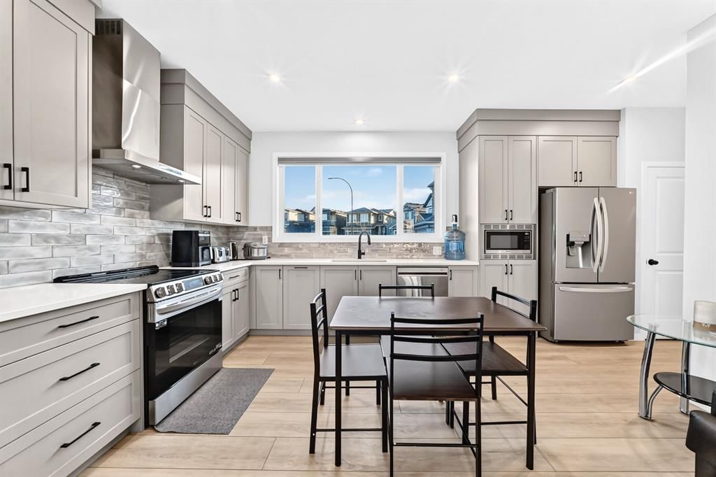 216 Lucas Place NW, Calgary — photo 5 of 50