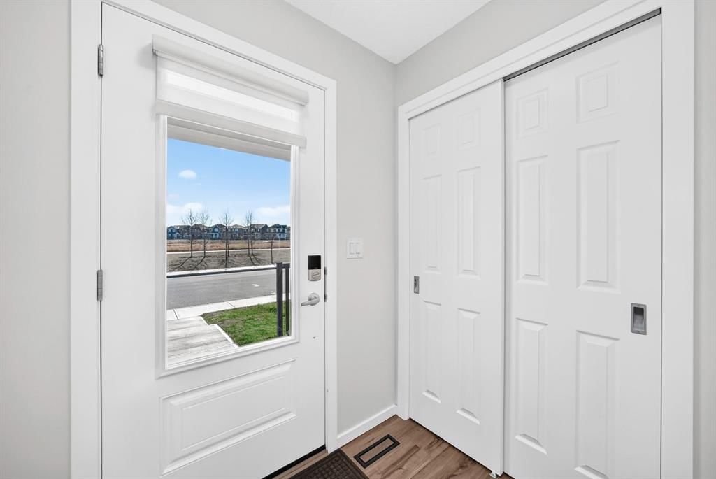 154 Yorkville Road SW, Calgary — photo 4 of 45