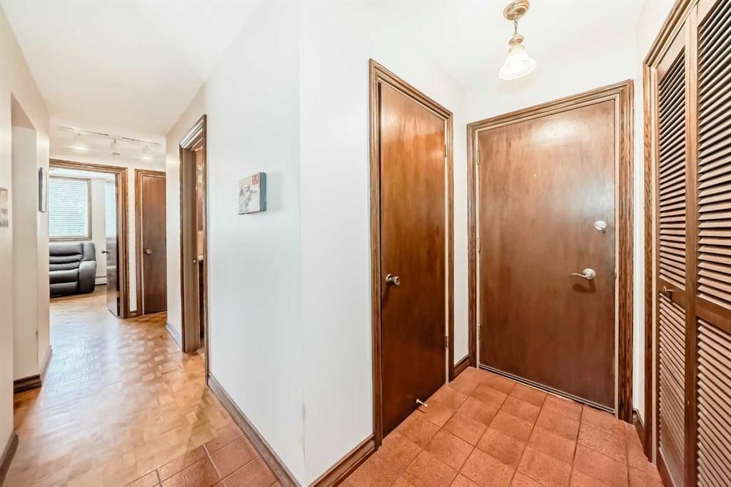 201, 512 Cedar Crescent SW, Calgary — photo 4 of 40