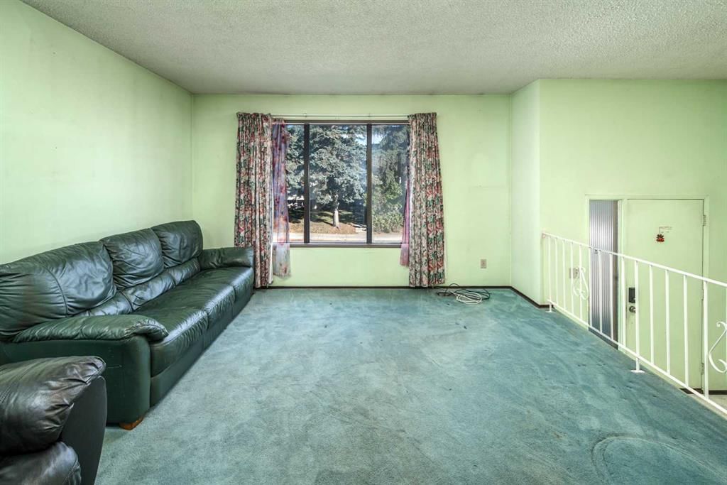 11407 Southdale Close SW, Calgary — photo 4 of 41