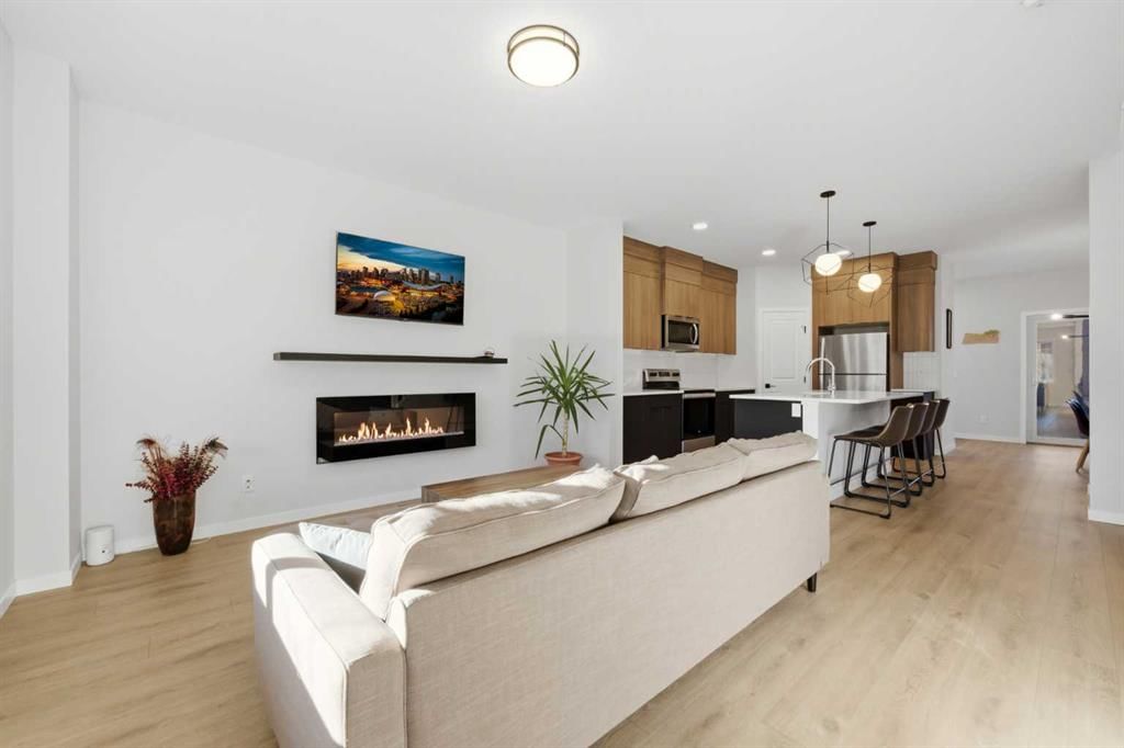 15113 37 Street SW, Calgary — photo 2 of 43