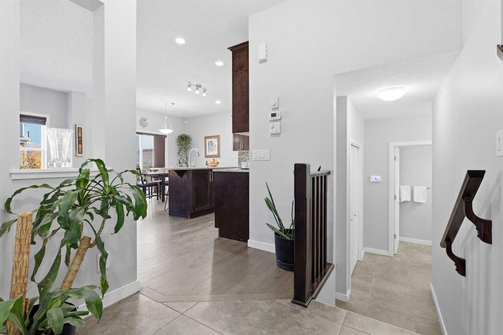 252 Walden Heights SE, Calgary — photo 4 of 45