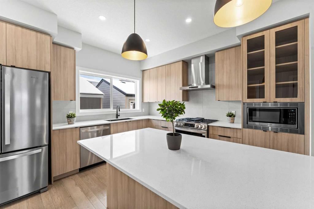 70 Versant View SW, Calgary — photo 2 of 40