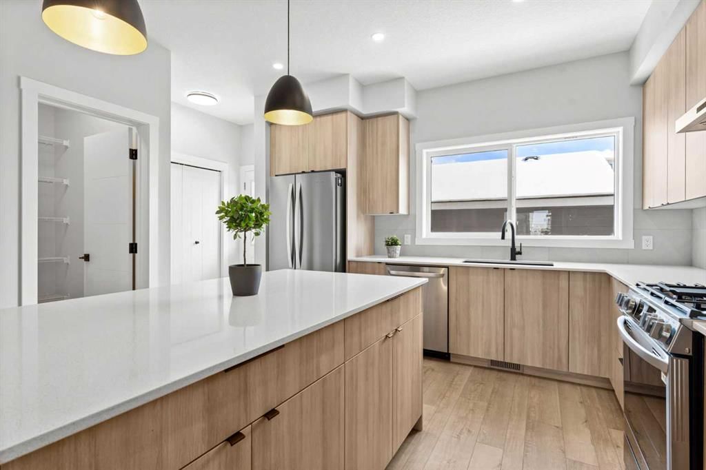 70 Versant View SW, Calgary — photo 3 of 40