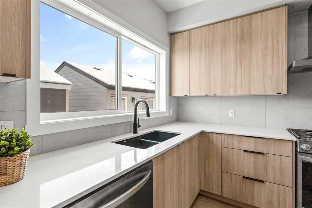 70 Versant View SW, Calgary — photo 5 of 40