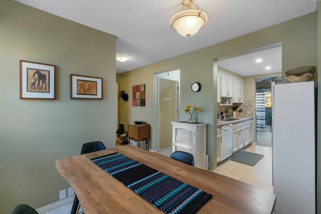 92, 2300 Oakmoor Drive SW, Calgary — photo 5 of 37