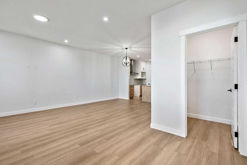 15457 45 Street SW, Calgary — photo 3 of 26