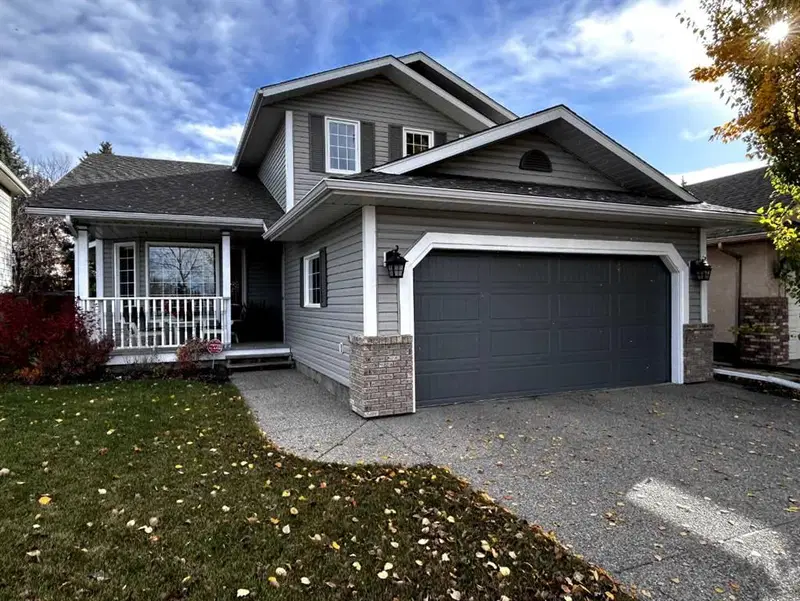 1515 Sunvista Way SE, Calgary — main listing photo
