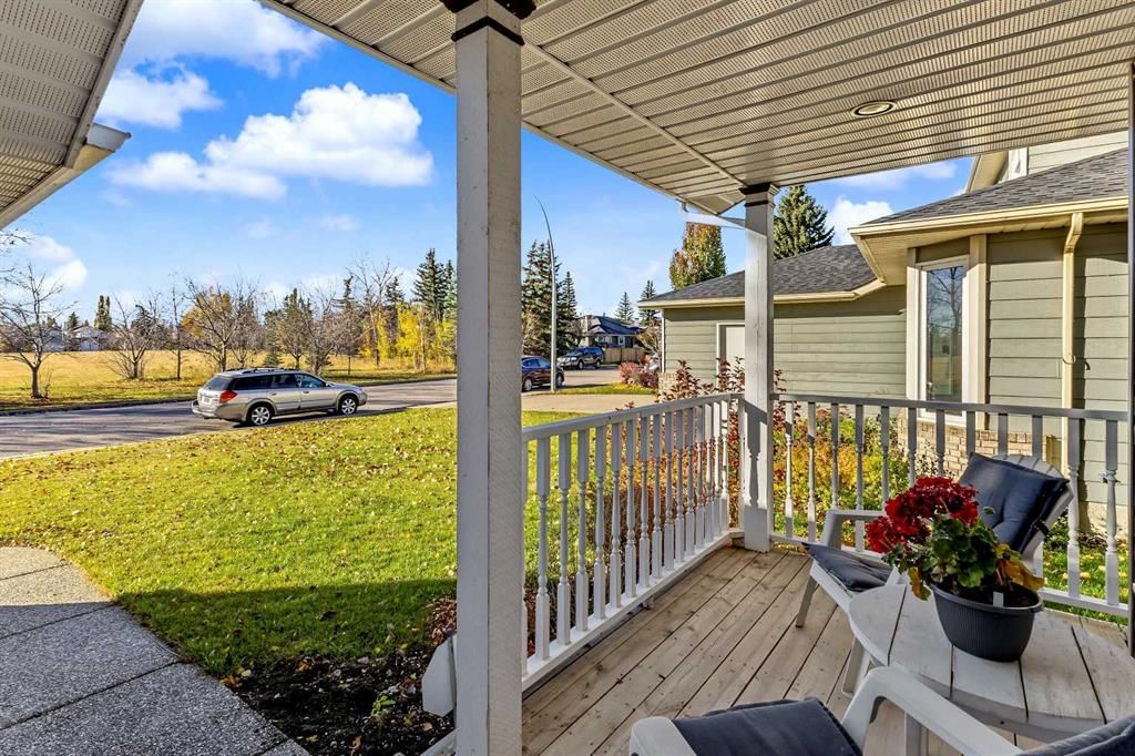 1515 Sunvista Way SE, Calgary — photo 2 of 38