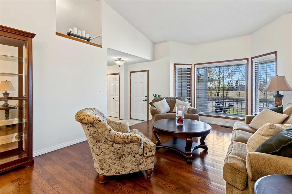 1515 Sunvista Way SE, Calgary — photo 4 of 38