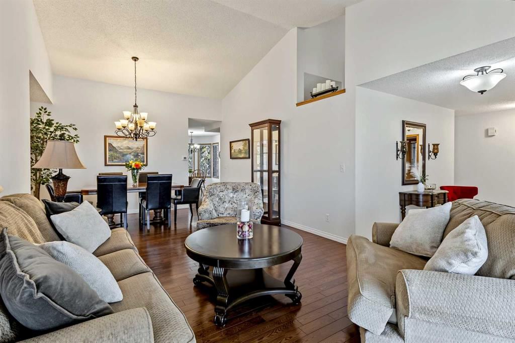 1515 Sunvista Way SE, Calgary — photo 5 of 38