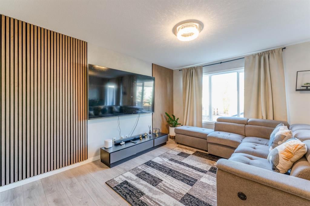230 Hillcrest Square SW, Airdrie — photo 2 of 44
