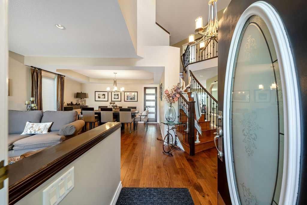 7 Springbank View SW, Calgary — photo 3 of 45