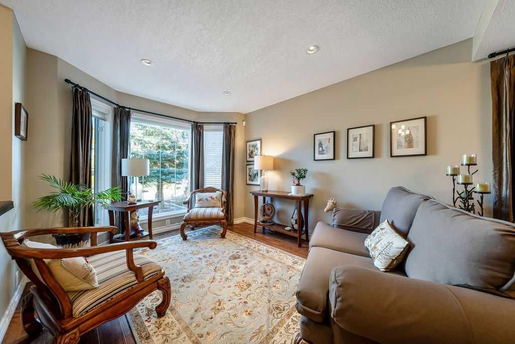 7 Springbank View SW, Calgary — photo 4 of 45