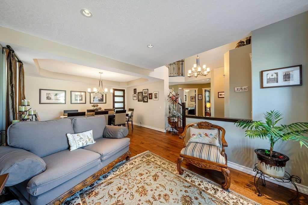 7 Springbank View SW, Calgary — photo 5 of 45