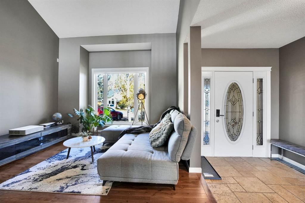 331 Wood Valley Bay SW, Calgary — photo 3 of 49