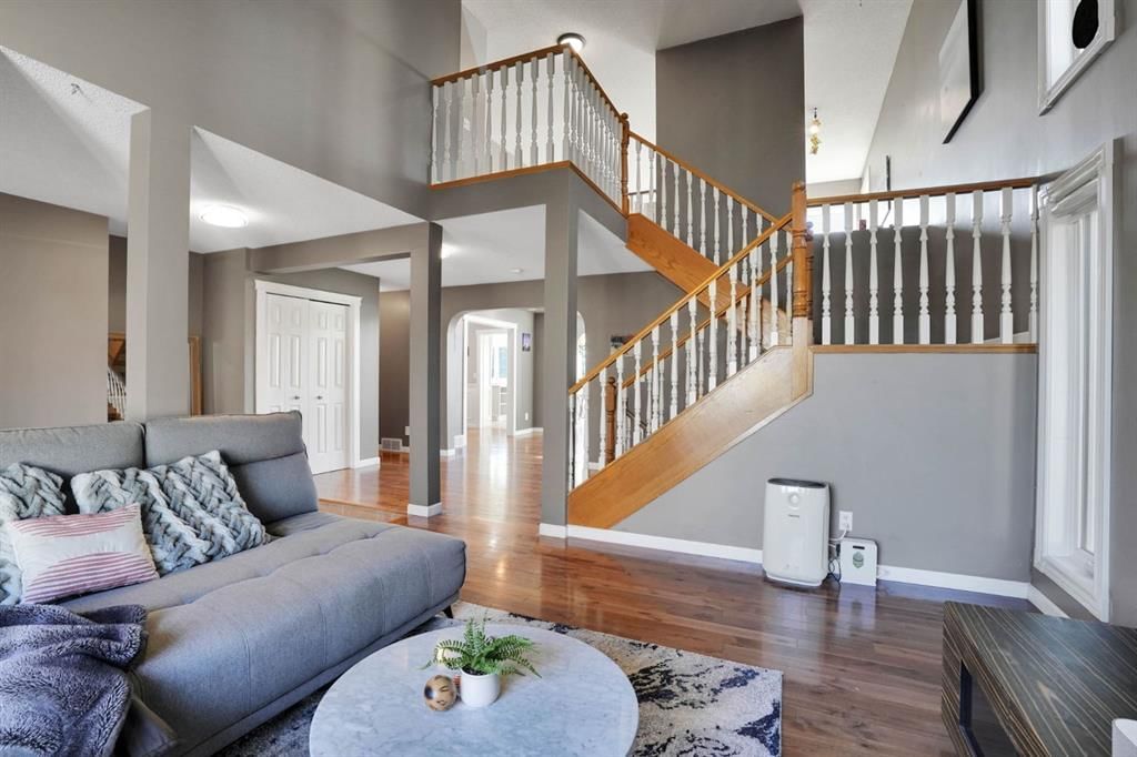 331 Wood Valley Bay SW, Calgary — photo 4 of 49