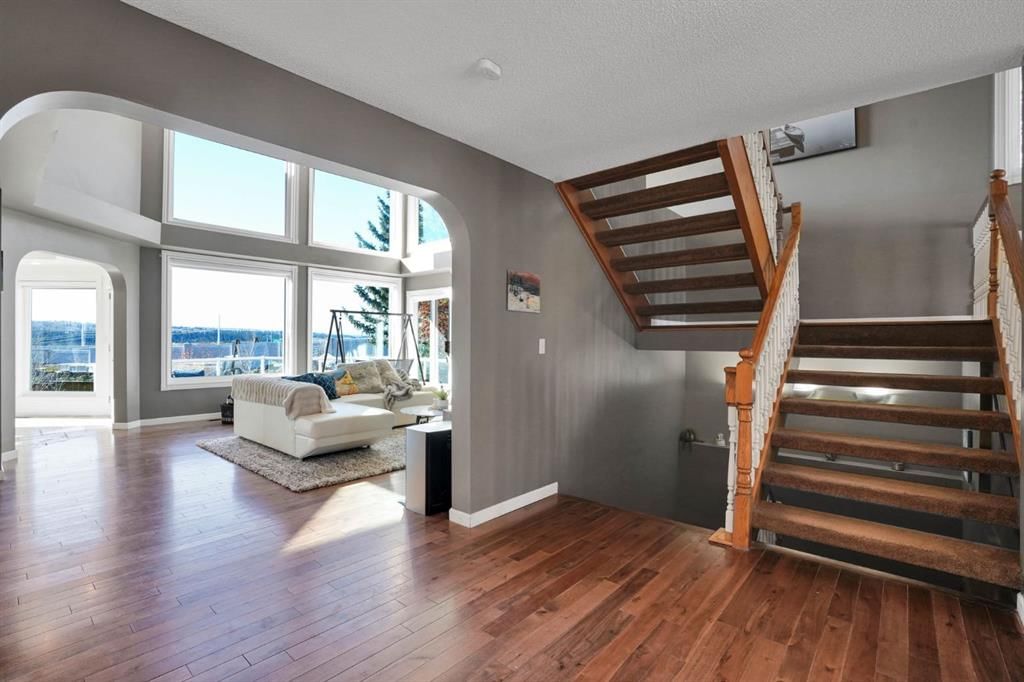 331 Wood Valley Bay SW, Calgary — photo 5 of 49