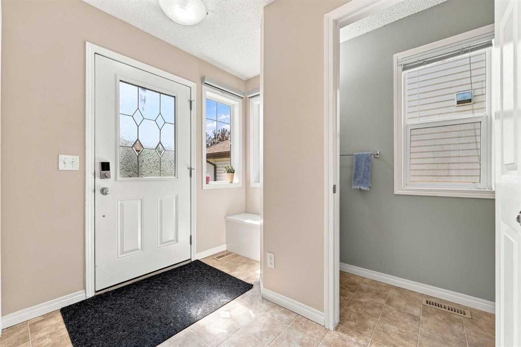 754 Luxstone Gate SW, Airdrie — photo 4 of 35
