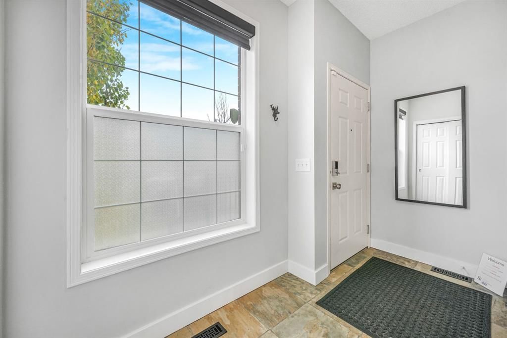 23, 29 Springborough Boulevard SW, Calgary — photo 4 of 42