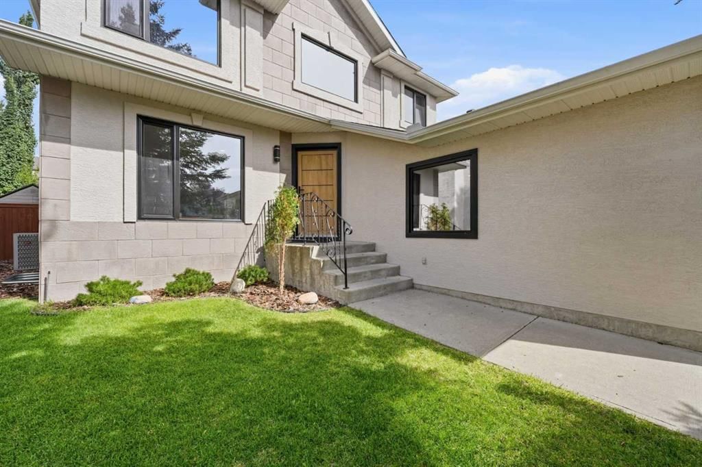 8 Strathlea Close SW, Calgary — photo 3 of 50