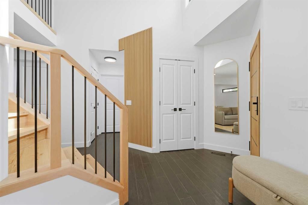 8 Strathlea Close SW, Calgary — photo 4 of 50