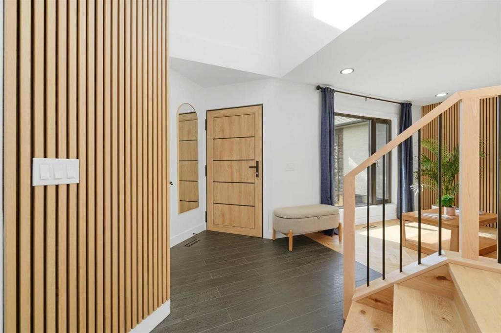8 Strathlea Close SW, Calgary — photo 5 of 50