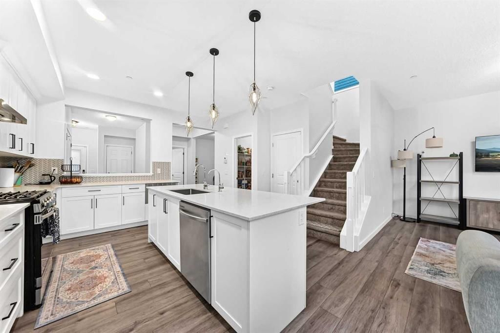 46 Lucas Heights NW, Calgary — photo 4 of 49