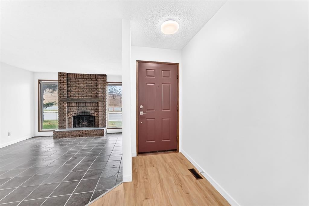 164 Beaconsfield Way NW, Calgary — photo 3 of 49