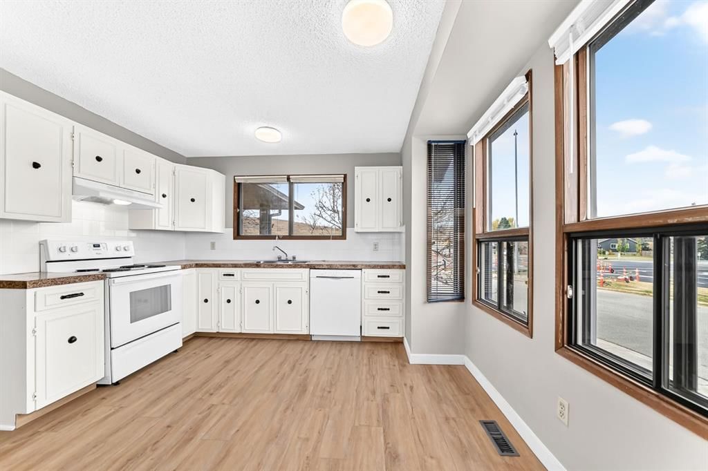 164 Beaconsfield Way NW, Calgary — photo 4 of 49