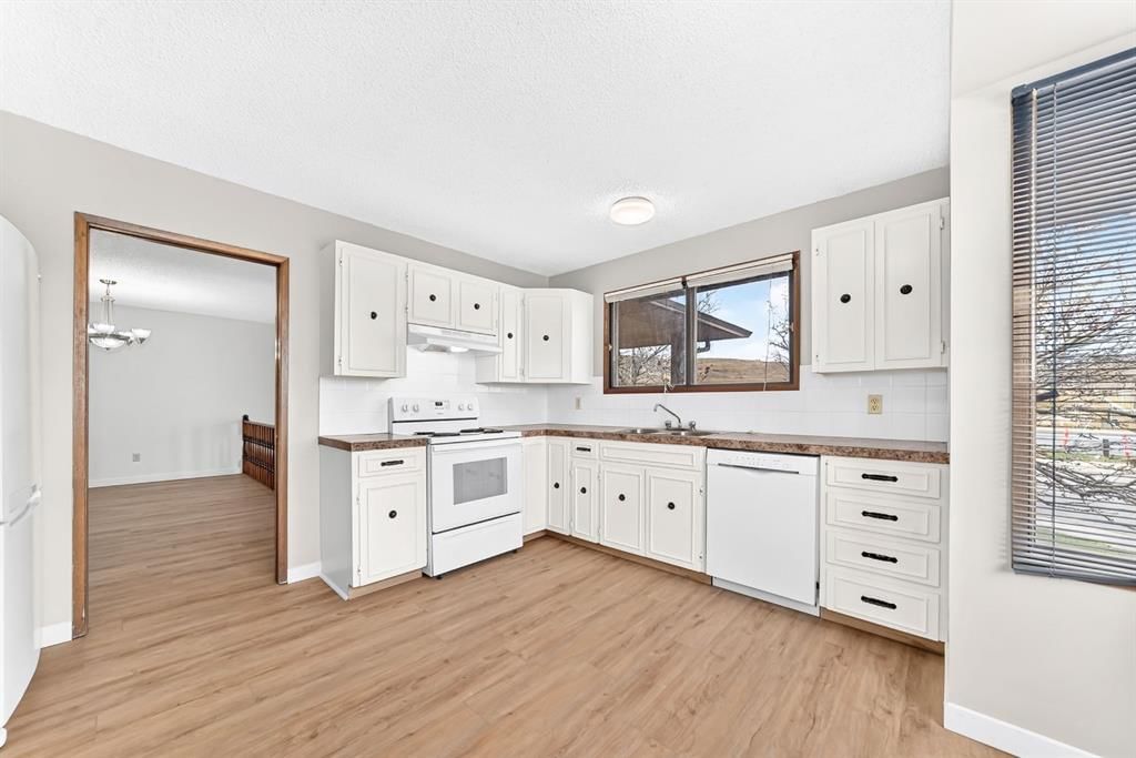 164 Beaconsfield Way NW, Calgary — photo 5 of 49