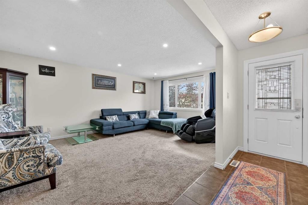 5835 28 Avenue NE, Calgary — photo 5 of 45