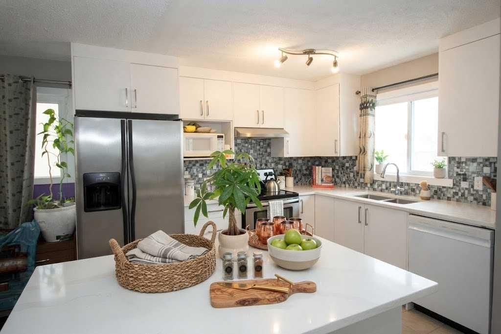 379 Falmere Road NE, Calgary — photo 4 of 16