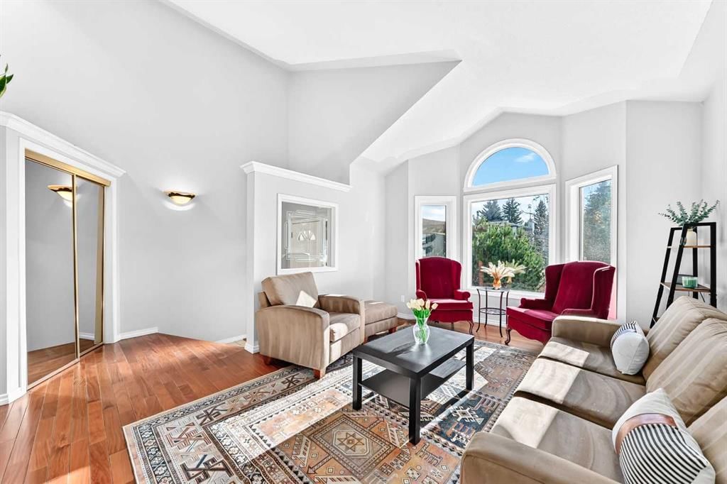 315 Wood Valley Bay SW, Calgary — photo 2 of 40