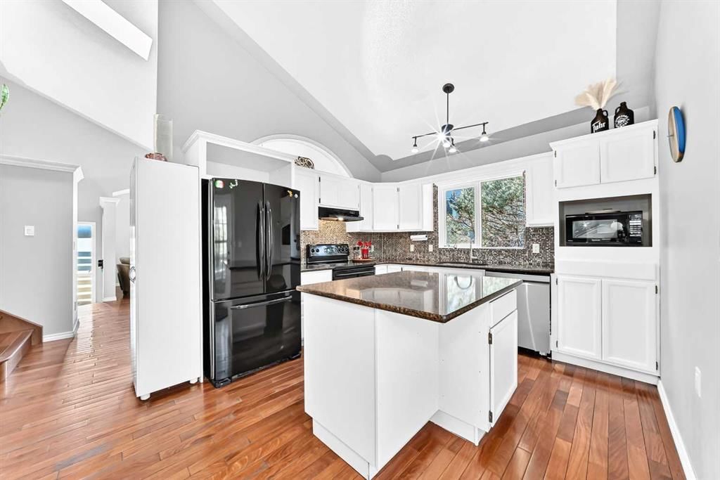 315 Wood Valley Bay SW, Calgary — photo 5 of 40
