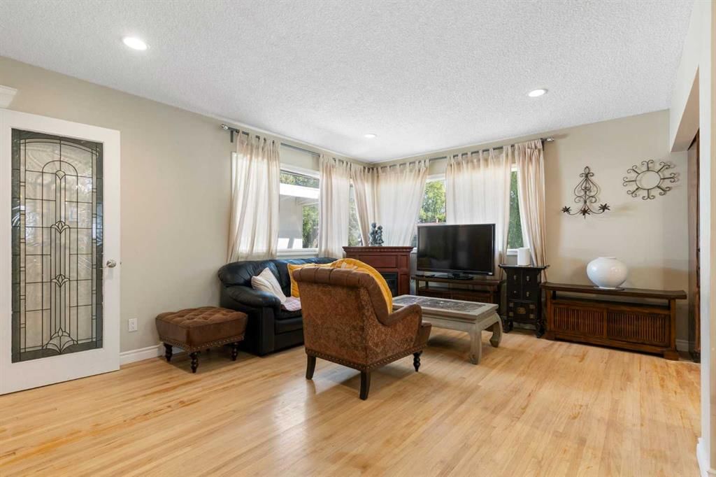 87 Hillgrove Drive SW, Calgary — photo 4 of 36