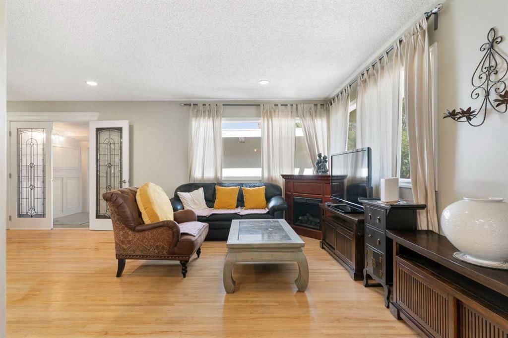 87 Hillgrove Drive SW, Calgary — photo 5 of 36