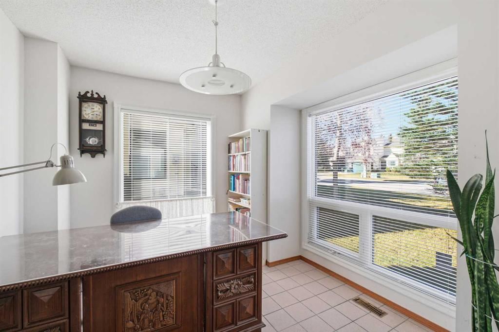 309 Sandringham Road NW, Calgary — photo 3 of 24