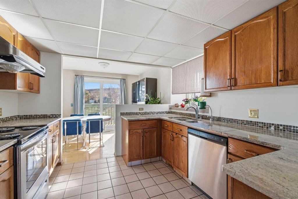 309 Sandringham Road NW, Calgary — photo 5 of 24