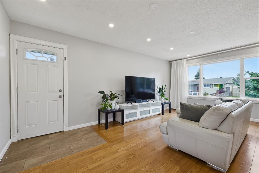 1303 Penedo Crescent SE, Calgary — photo 3 of 48