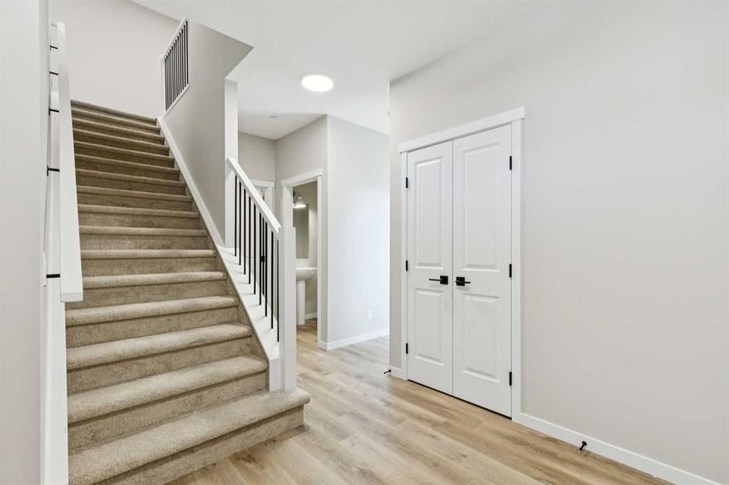 302 Hotchkiss Common SE, Calgary — photo 3 of 35
