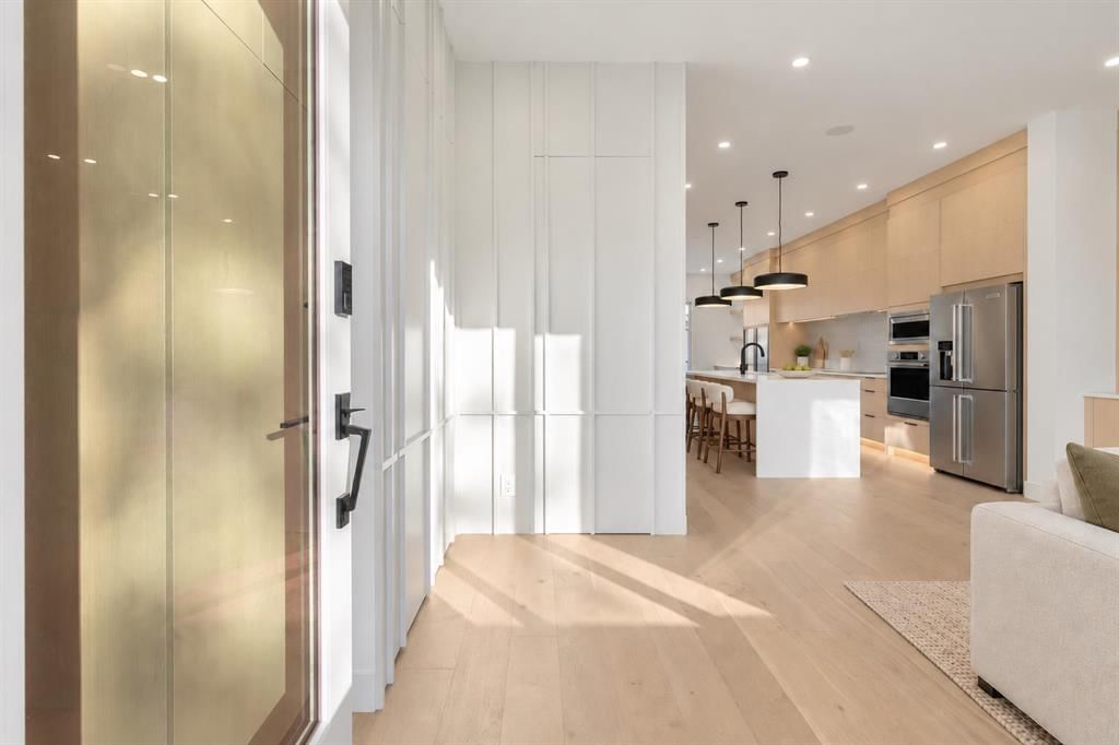 2216 35 Street SW, Calgary — photo 3 of 50