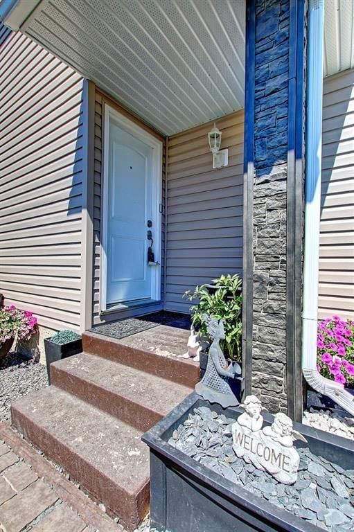 4111 58 Street NE, Calgary — photo 2 of 25