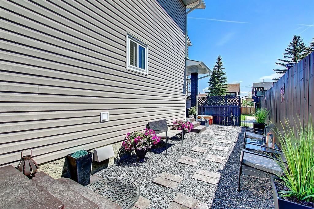 4111 58 Street NE, Calgary — photo 3 of 25